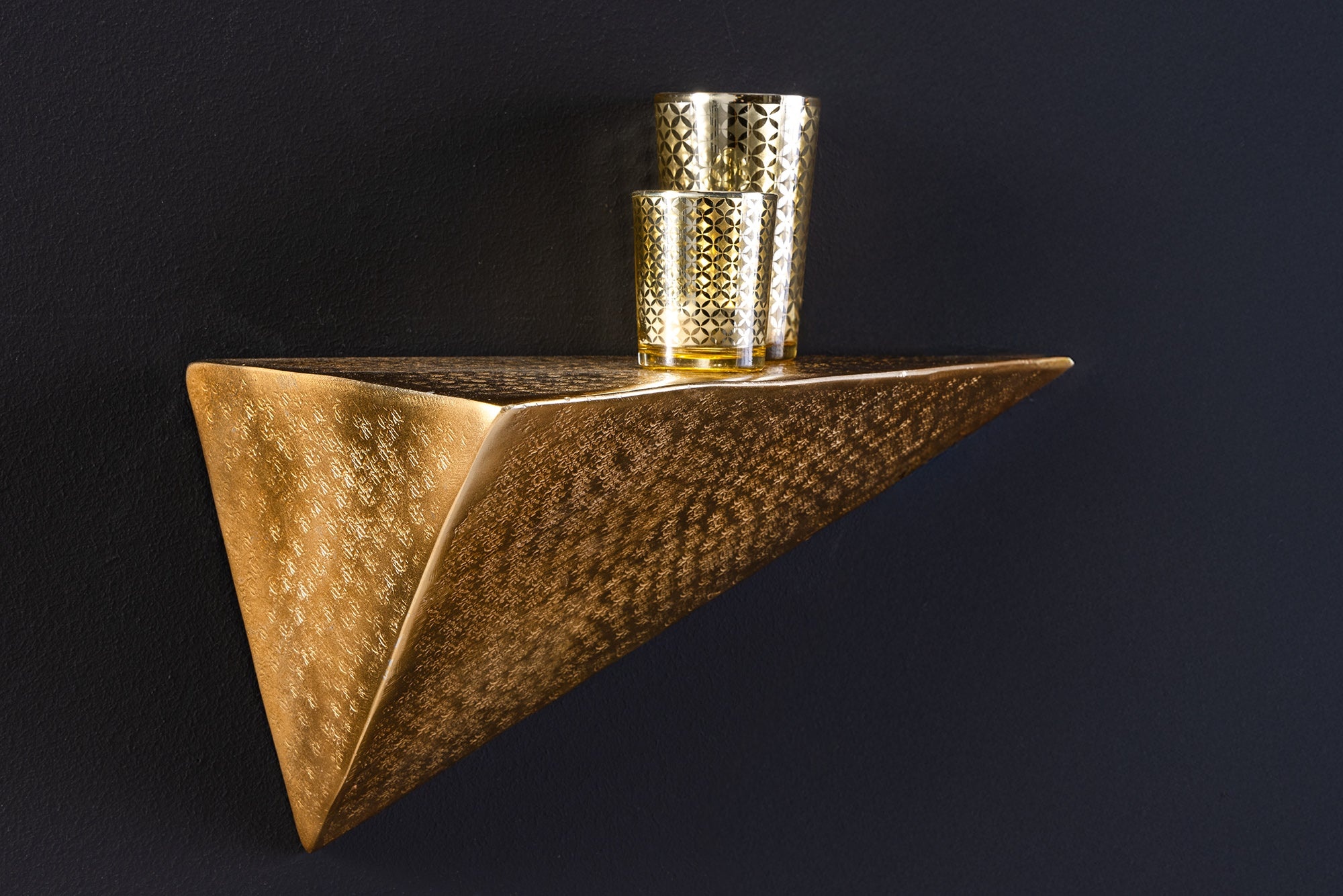 Handgemaakte wandplank PYRAMID 40cm goud antiek metaal gehamerd design - 44884