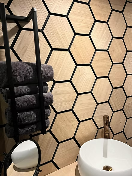 Hexagon Vilt Woodie Paneel Dark - 80 cm x 60 cm x 2 cm | 2.8 kg | Paneli akoestische wandpanelen - AKU Wandpanelen - Afbeelding 3