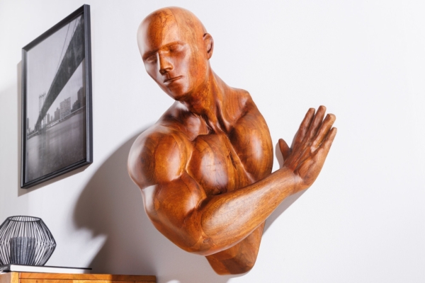 Massief wandbeeld SOUL 60cm bruin mangohout wanddecoratie atleet figuur - 44513